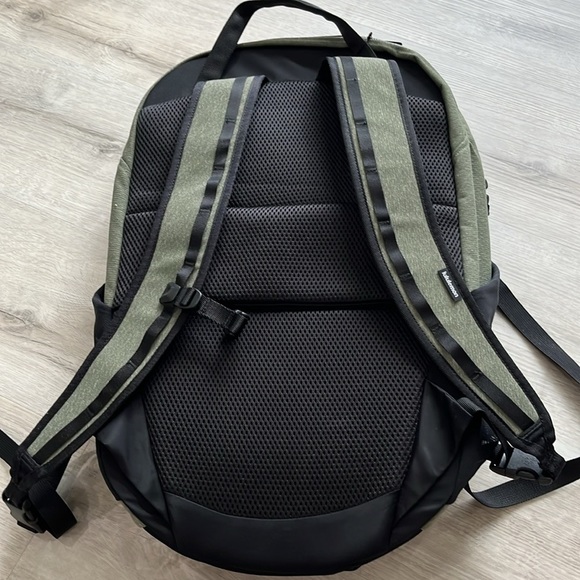 Lululemon Core Backpack 2.0 20L Water Repellent NWT Green Black Zippers Laptop main image 4